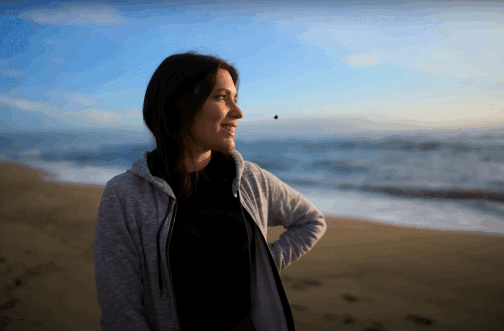 Photo de portrait à la plage prise avec le Viltrox 35mm f1.2