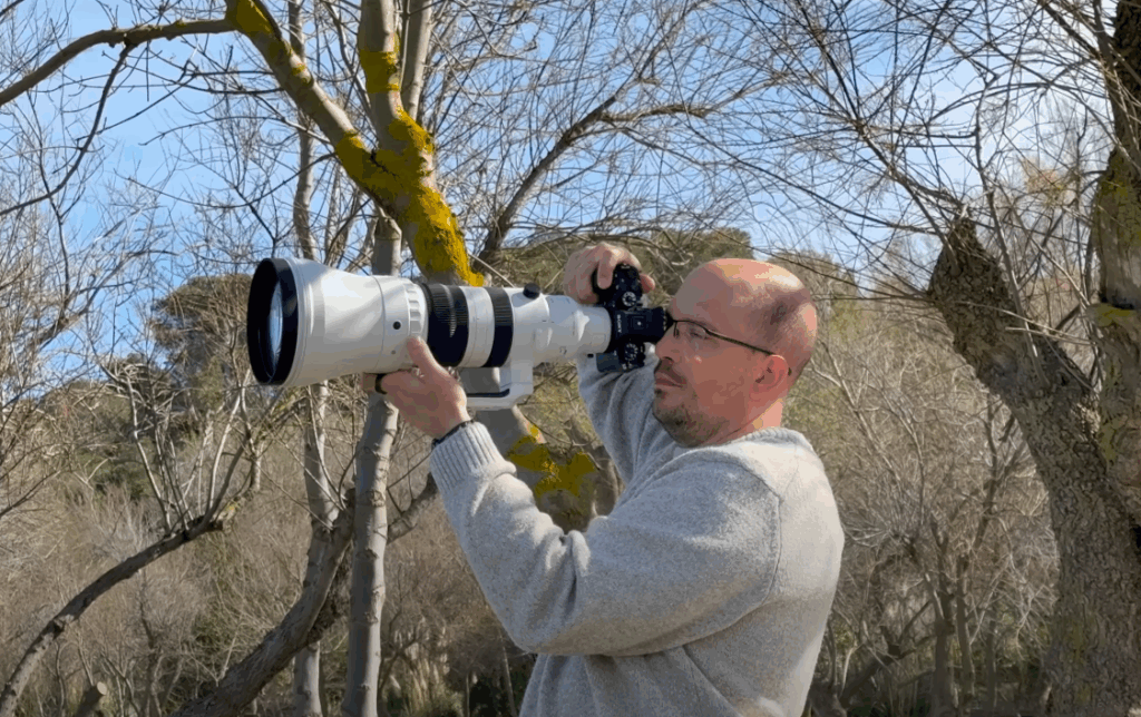 Taille de l'objectif Sigma 300-600mm f4 dans les mains d'un photographe